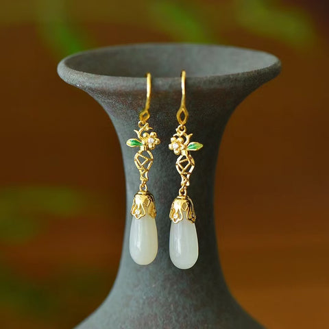 2881 Anting Enamel Bunga Plum Giok Hetian Giok Alami Ukuran 7 * 18mm Giok halus dan hangat, dan gayanya indah.