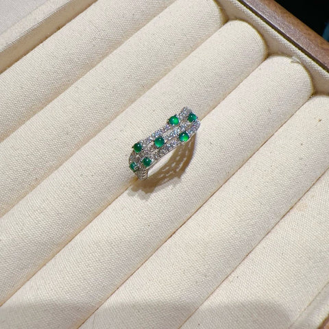 Cincin Bintang Jadeite Alami, terbuat dari perak 925, gioknya bersih, halus dan hangat, gayanya sangat indah dan ringkas, sudah termasuk pajak pengiriman.