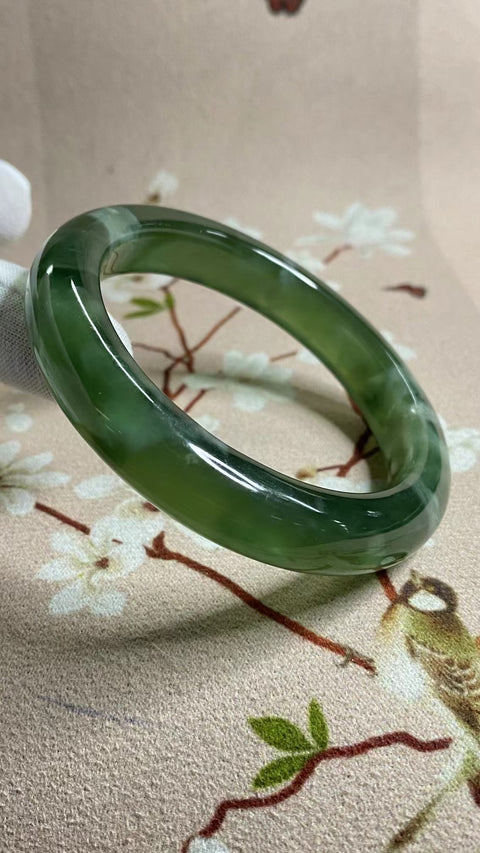 Gelang Bahan Natural Ciu Jade 180 Ukuran Gelang 58-60mm Ukuran 59.6mm Lebar Sisi 12.3mm Batu giok terjadi secara alami Pola acak Pengiriman dan pajak sudah termasuk.