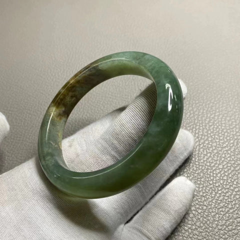 Gelang Giok Giok Bunga Giok Cui Tinta Biru Ukuran 59-61mm Ukuran 60.2mm Lebar Sisi 13mm Giok ini terbentuk secara alami dan polanya acak Sudah termasuk pajak pengiriman.