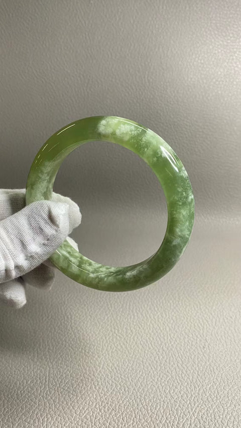 Gelang Milkcap Cui Jade Qingti Alami Ukuran 57-59mm Ukuran 58.7mm Lebar Sisi 13.2mm Giok semuanya terjadi secara alami Pola acak; sudah termasuk pajak pengiriman