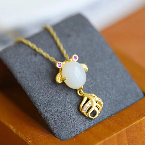 Liontin Ikan Mas Giok Giok Giok perak 925 yang indah dan bergaya dengan pengaturan perak bersih dan halus serta hangat; sudah termasuk pajak pengiriman