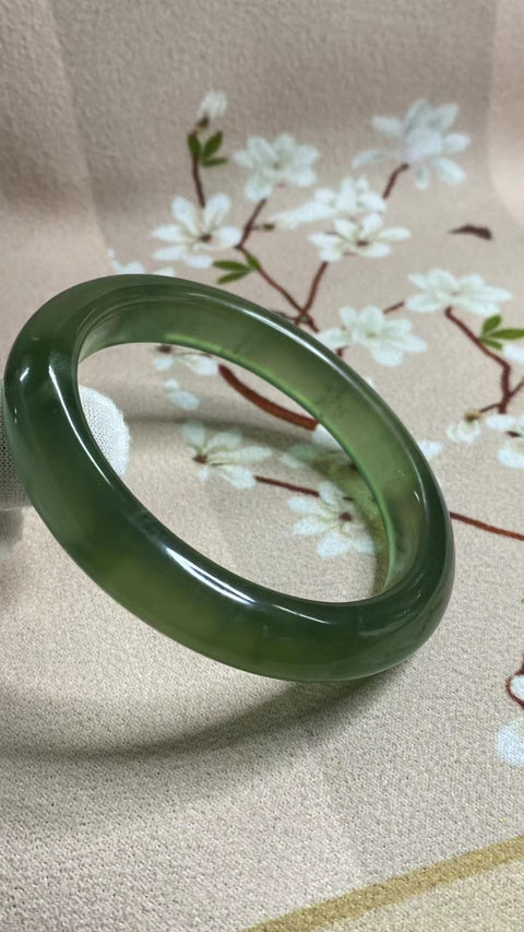 Gelang Bahan Giok Cui Alami 180 Ukuran 62-64mm Ukuran 63.2mm Lebar Sisi 12.2mm Giok terjadi secara alami Pola acak Pengiriman dan pajak sudah termasuk.