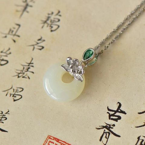 3282 Kalung Teratai Gesper Perdamaian Giok Hetian Giok Alami 925 Tatahan Perak Ukuran 15 * 15mm Giok bersih dan halus serta hangat Sudah termasuk pajak pengiriman.