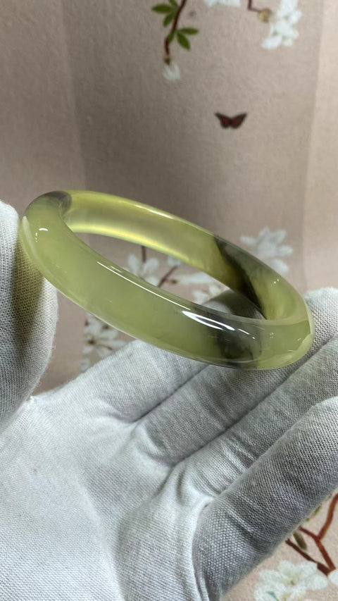 Gelang Lukisan Warna Musim Semi Giok Cui Giok Alami Ukuran 63-65mm Ukuran 64.5mm Lebar Sisi 12.5mm Giok semuanya terjadi secara alami Pola pengiriman acak Termasuk Pajak Pengiriman