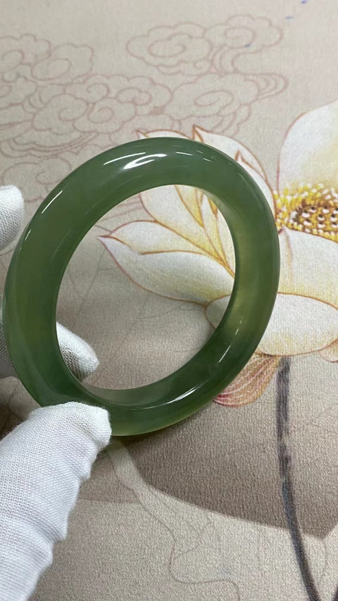 Gelang Hijau Penuh Giok Cui Alami Ukuran 59-61mm Ukuran 60.5mm Lebar Sisi 12.7mm Giok terjadi secara alami Pola acak Pengiriman dan pajak sudah termasuk.