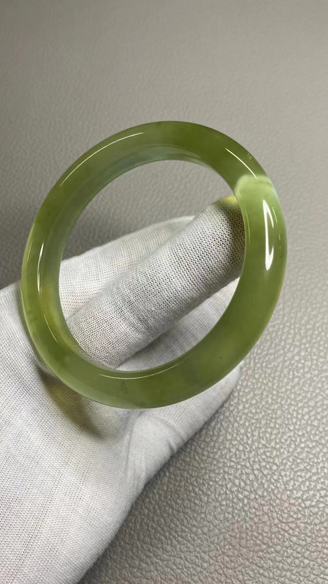 Gelang Warna Musim Semi Giok Cui Giok Alami Ukuran 61-63mm Ukuran 62.3mm Lebar Sisi 11.5mm Giok ini terbentuk secara alami dan polanya acak Sudah termasuk pajak pengiriman.