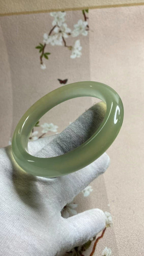Gelang Giok Cui Fine Jade Ice Green Ukuran 61-63mm Ukuran 62.1mm Lebar Sisi 11.9mm Giok ini terbentuk secara alami dan polanya acak Sudah termasuk pajak pengiriman.
