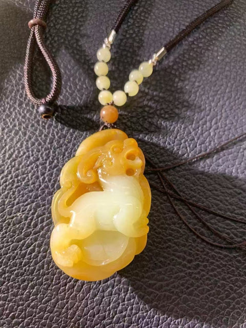 Liontin giok kuning dan putih tua alami, giok halus hangat murni diukir dengan tangan Ukuran 50.1 * 28mm