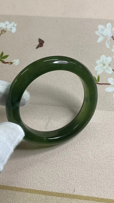 Gelang Giok Cui Giok Hijau Penuh Giok dalam Giok Ukuran 55-57mm Ukuran 56mm Lebar Sisi 12,6mm Giok terjadi secara alami Pola acak Termasuk ongkos kirim dan pajak.