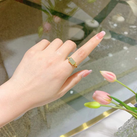 Cincin Giok Hijau Giok Hetian Alami 925 Pengaturan Perak Giok bersih, halus dan hangat, kecil dan indah Pengiriman dan pajak sudah termasuk.