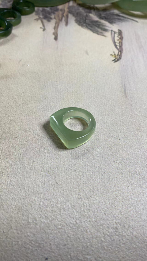 Cincin: Batu Giok Ciu Alami - Hijau Neon, Ukuran Lubang: 16mm Sudah termasuk pajak pengiriman.