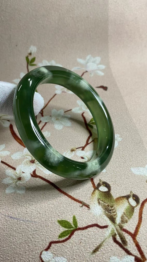 Gelang Bahan Giok Cui Alami 180 Ukuran Gelang 55-57mm Ukuran 56.1mm Lebar Sisi 11.8mm Giok terbentuk secara alami Pola acak Pengiriman dan pajak sudah termasuk.