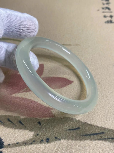 Gelang Batu Giok Ciu Alami Batu giok bersih dan halus serta hangat Ukuran 55-57mm Ukuran 56.5mm Lebar Sisi 9mm Batu giok terbentuk secara alami Pola acak Sudah termasuk pajak pengiriman.