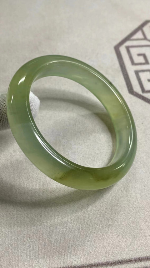 Gelang Warna Musim Semi Hijau Giok Cui Giok Alami Ukuran 59-61mm Ukuran 60.5mm Lebar Sisi 12.8mm Giok semuanya terjadi secara alami Pola acak termasuk pajak pengiriman