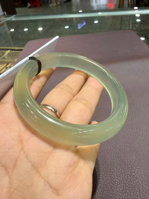 Gelang giok hijau es Xiuyan yang indah! Diameter dalam 58,2 mm. Batu alam terbentuk secara alami, dan polanya acak. Biaya kirim dan pajak sudah termasuk.