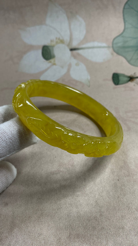 Kedamaian dan Kemakmuran: Gelang Giok Xiuyan Indah dengan Desain Bunga Emas Penuh, Diameter Dalam: 61,5 mm, Lebar Tepi: 13,5 mm. Semua batu terbentuk secara alami. Biaya pengiriman dan pajak sudah termasuk.