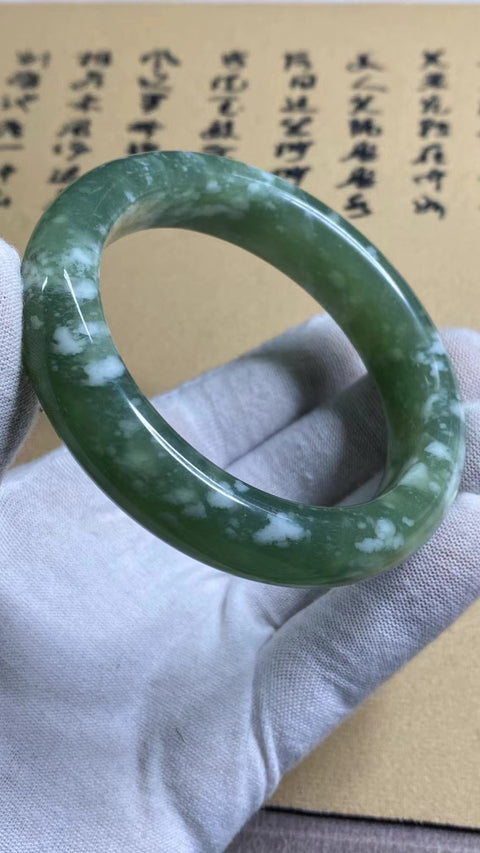 Gelang Gelang Milkcap Titi Giok Hijau Cui Giok Alami Ukuran 61-63mm Ukuran 62.3mm Lebar Sisi 16mm Giok terjadi secara alami Pola acak Pengiriman dan pajak sudah termasuk.