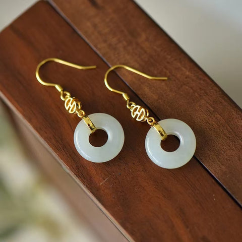2374-2 Anting Kancing Giok Hetian Giok Ping An 925 Tatahan Perak Ukuran 15 * 15mm Giok bersih, halus dan hangat, serta gayanya baru dan unik. Sudah termasuk ongkos kirim dan pajak.