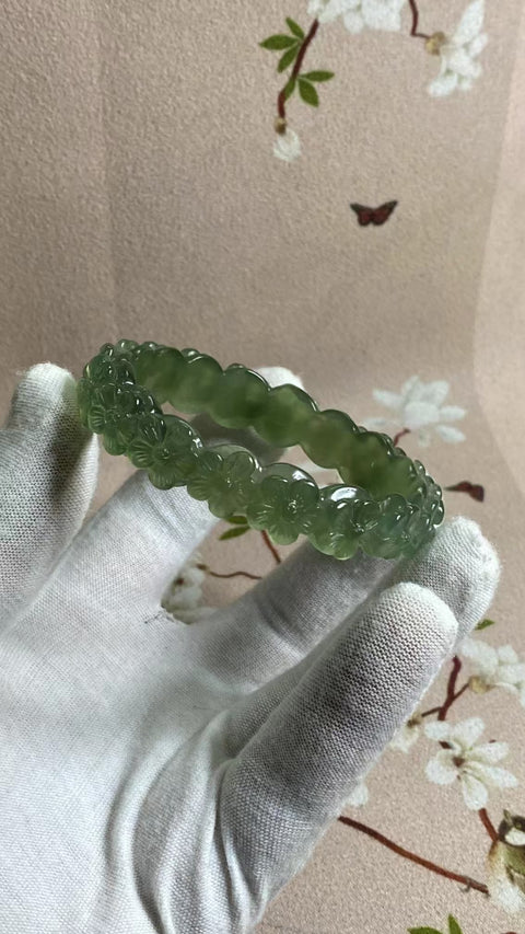 Gelang Bunga Ukiran Batu Giok Cui Jade Ice Green Ukuran 56-58mm Ukuran 57.5mm Lebar Sisi 13.4mm Batu giok semuanya terjadi secara alami Pola pengiriman acak Termasuk Pajak Pengiriman