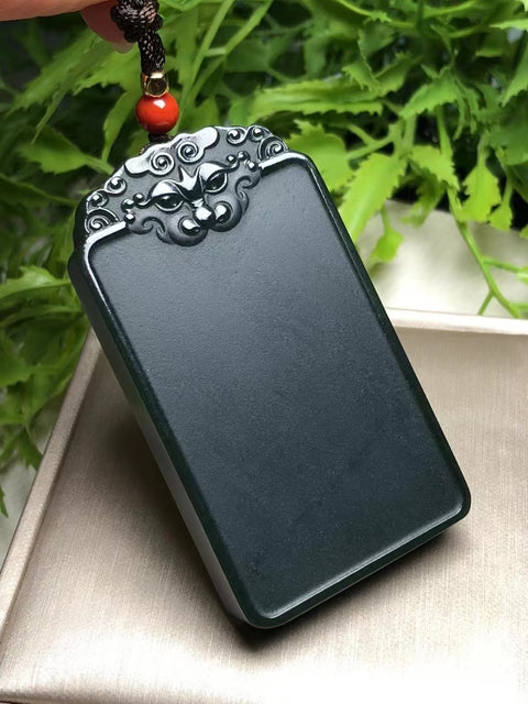 Liontin Giok Giok Lanolin Hijau Hetian Alami dengan Pola Naga Perdamaian dan Plakat Keselamatan Giok Giok halus dan hangat Warna giok lembut Ukuran 70 * 40 * 10mm Pengiriman dan pajak sudah termasuk.