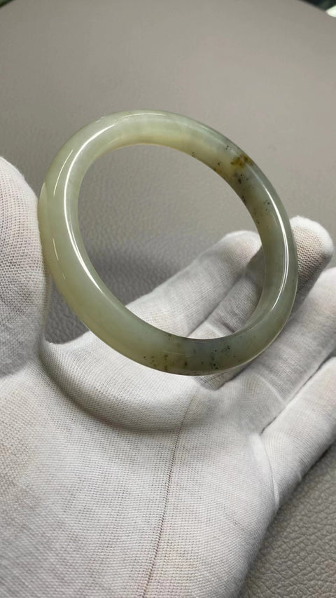 Gelang Gelang Gradien Batu Giok Cui Alami Batu giok bersih, halus dan hangat Ukuran 61-63mm Ukuran 62.2mm Lebar sisi 11.4mm Batu giok terbentuk secara alami Pola bunga acak termasuk pajak pengiriman.