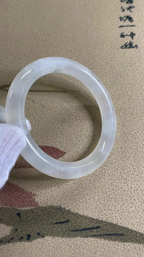 Gelang Giok Ciu Alami dengan tinta ringan Ukuran 54-56mm Ukuran 55.7mm Lebar Sisi 10mm Giok terbentuk secara alami Pola acak Sudah termasuk pajak pengiriman.