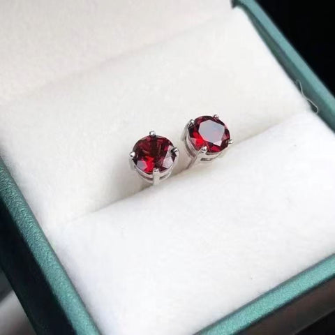 Anting-anting garnet alami yang terbuat dari perak 925 Ukuran 6 * 6mm Kualitas sempurna Warna api di seluruh tubuh Termasuk ongkos kirim dan pajak