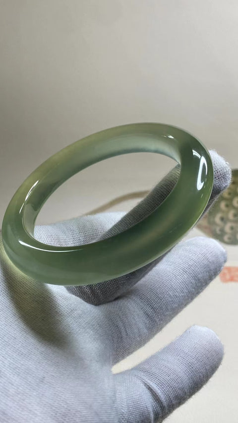 Gelang Hijau Es Giok Cui Giok Alami Ukuran 54-56mm Ukuran 55.1mm Lebar Sisi 11.2mm Giok terjadi secara alami Pola acak termasuk pajak pengiriman