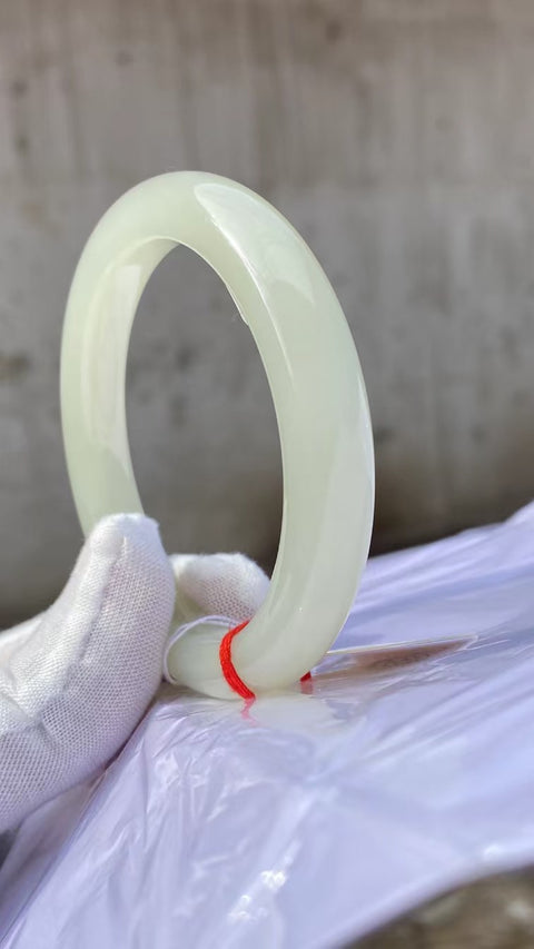 Gelang Giok Halus Ukuran 58mm Lebar 11.2mm Giok bersih, halus dan hangat Termasuk pajak pengiriman.