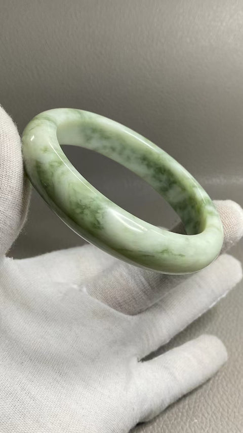 Gelang Cui Giok Minyak Cui Tua Ukuran 61-63mm Ukuran 62.2mm Lebar Sisi 13.9mm Giok terjadi secara alami Pola acak Termasuk pajak pengiriman.