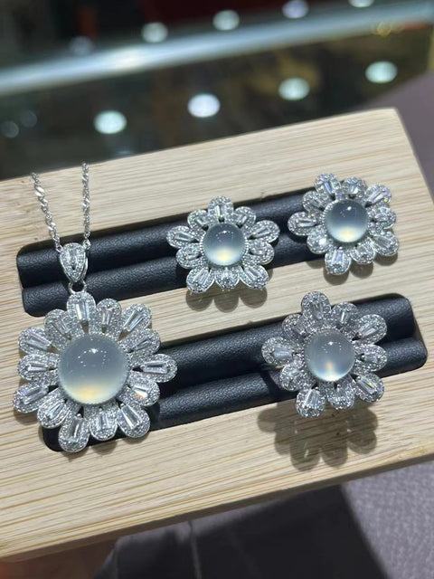 Bunga Keberuntungan Es Batu Giok Cui Alami yang Tinggi dalam 925 Kalung Perak Kalung 13mm Cincin 8mm Anting 8mm; Gaya yang indah, batu giok yang bersih dan halus.