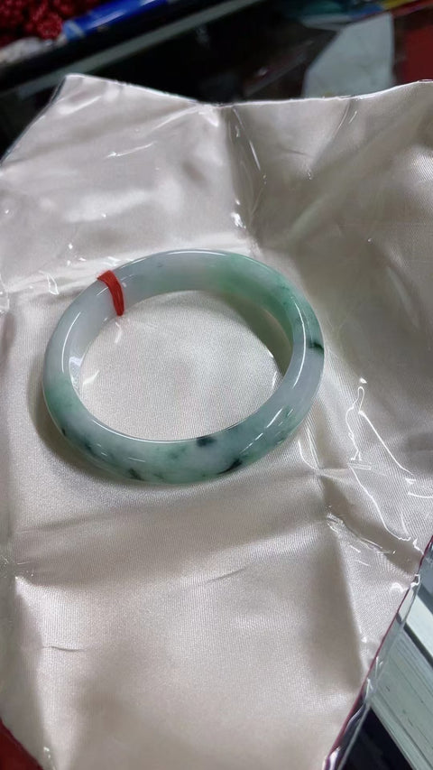 Gelang Jadeite Alami Bahan Pit Tua Gaya Bawah halus dan hangat Gaya Elegan dan elegan Ukuran 60mm Batu giok terjadi secara alami Pola acak Termasuk pajak pengiriman.
