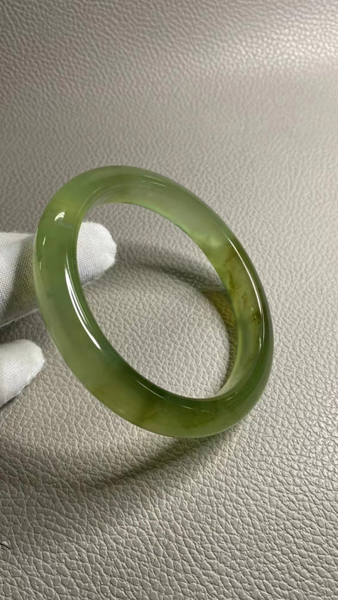 Gelang Gelang Giok Ciu Alami Warna Musim Semi Ukuran 63-65mm Ukuran 64.7mm Lebar Sisi 12.5mm Giok terjadi secara alami Pola acak Pajak Pengiriman Termasuk