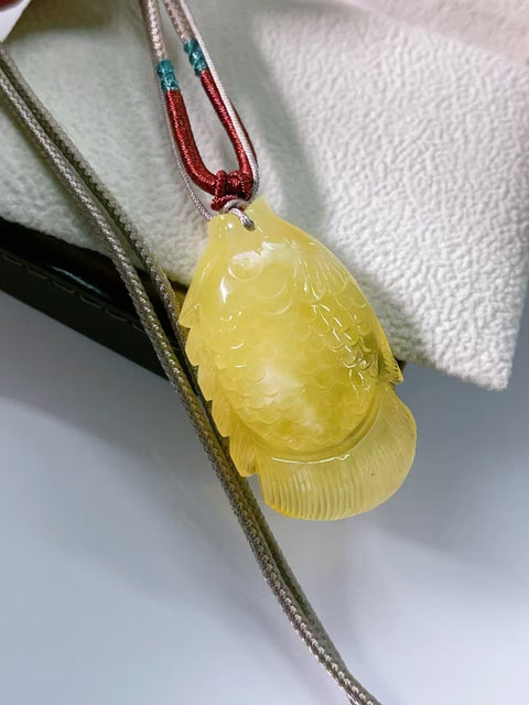 Liontin Ikan Lilin Lebah Mentega Ayam Alami NW 6.89g Ukuran 44.3 * 25.8 * 10.8mm Tekstur halus dan hangat Termasuk pajak pengiriman.