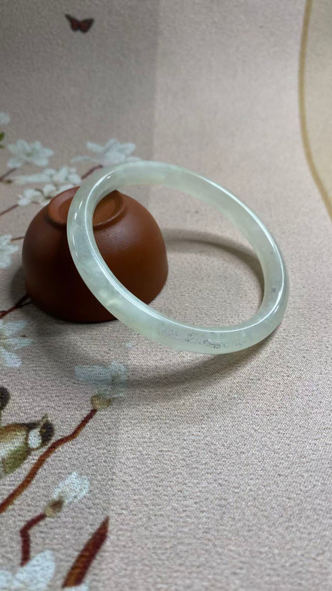 Gelang giok Xiuyan yang indah, diameter dalam: 58,8 mm, ketebalan pita: 8 mm. Semua batu terbentuk secara alami. Biaya pengiriman dan pajak sudah termasuk.