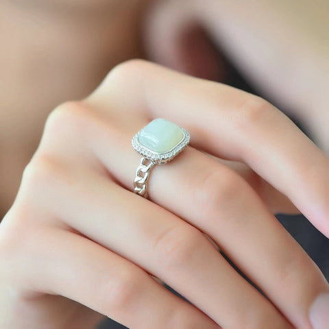 Cincin Giok Hetian Alami Batu giok ini bersih, halus dan hangat, dan gayanya inovatif.