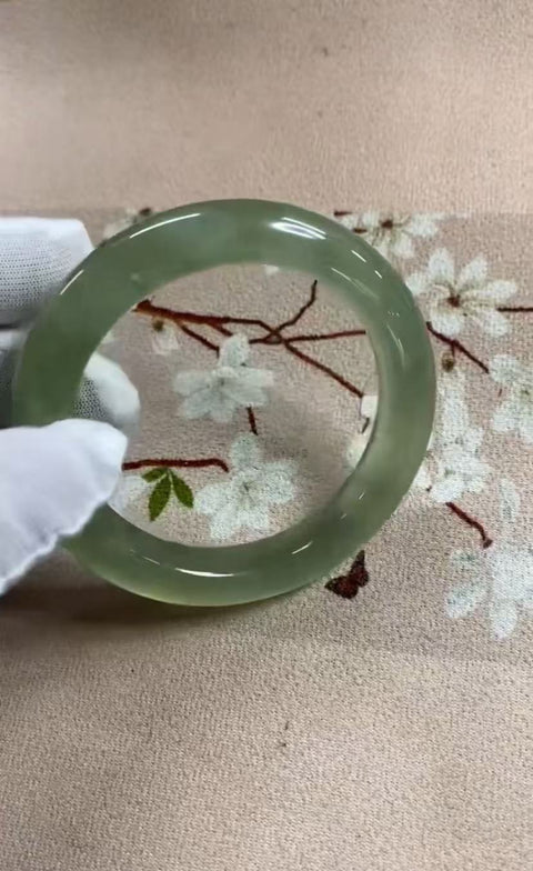 Gelang giok Xiuyan yang indah, dengan semburat hijau yang mengambang di dalamnya. Diameter dalam: 60,5 mm, lebar samping: 11,8 mm. Batunya terbentuk secara alami; polanya acak. Biaya pengiriman dan pajak sudah termasuk.