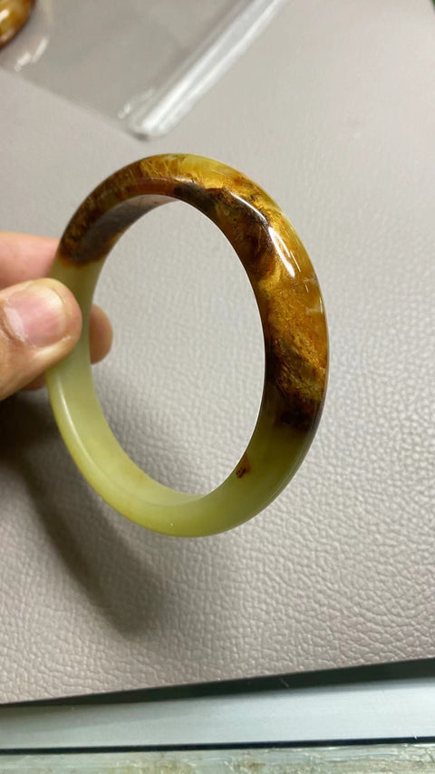 Gelang Giok Giok Bunga Giok Cui Alami Gelang gioknya bersih, halus dan hangat Gayanya indah Ukuran 64-66mm Ukuran 65.2mm Giok ini terbentuk secara alami Polanya acak Sudah termasuk pajak pengiriman.