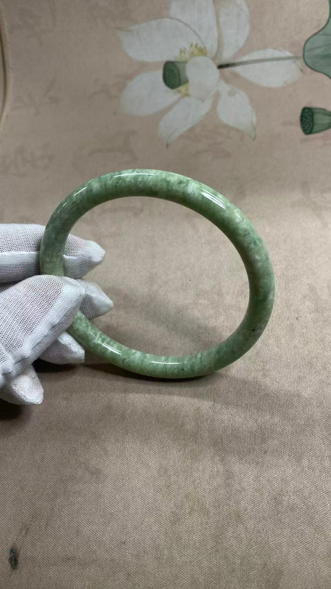 Gelang kecantikan giok Xiuyan yang indah, diameter dalam: 64,2, batu alam dihasilkan secara alami, polanya acak, termasuk pajak pengiriman