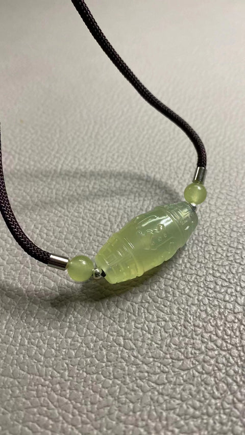 Liontin Giok Cui Alami dengan Enam Karakter Kebenaran Ukuran 30 * 15mm Sudah termasuk pajak pengiriman