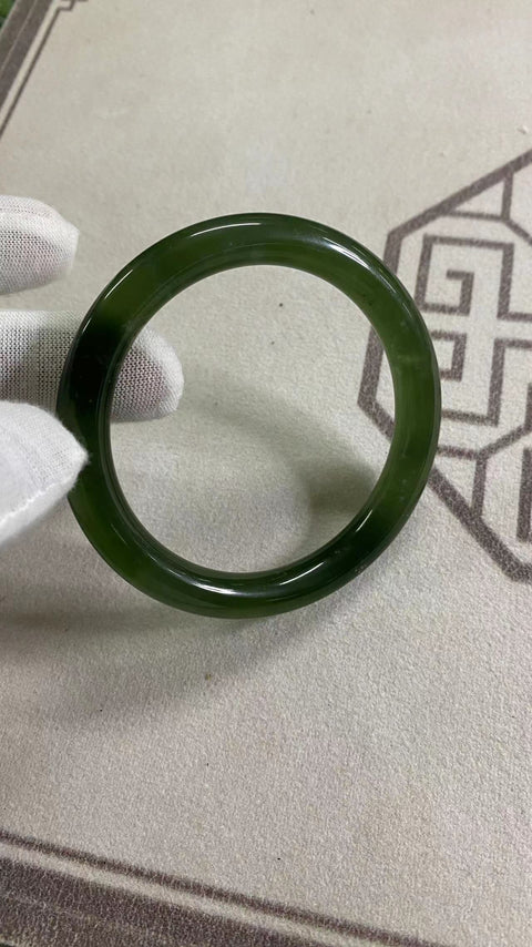 Gelang hijau penuh giok Cui halus, kaliber 59,7 mm, lebar 10 mm, giok ini terbentuk secara alami dan polanya acak, sudah termasuk ongkos kirim dan pajak.