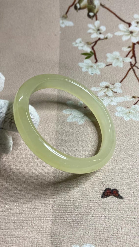 Gelang Es Giok Cui Giok Alami Ukuran 59-61mm Ukuran 60.7mm Lebar Sisi 11.2mm Giok ini semuanya terjadi secara alami Pola acak Pajak pengiriman sudah termasuk.