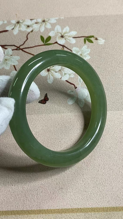 Gelang Giok Cui Alami Ukuran 59-61mm Ukuran 60mm Lebar Sisi 12.1mm Giok ini terbentuk secara alami dan polanya acak. Sudah termasuk ongkos kirim dan pajak.