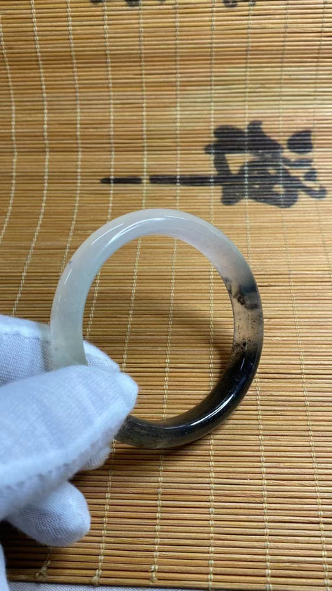 Gelang Tinta Giok Cui Cui Halus Ukuran 54-56mm Ukuran 55.1mm Lebar 11.3mm Giok halus dan hangat dengan warna-warna yang indah Pengiriman dan pajak sudah termasuk.