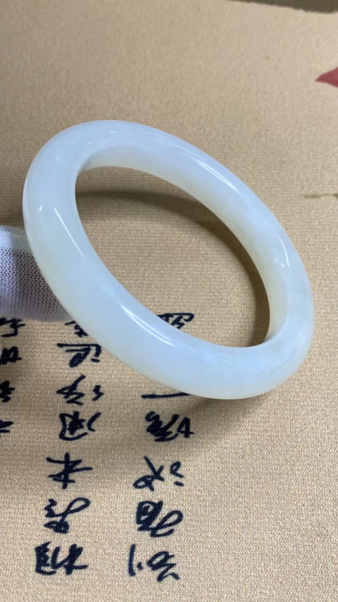 Batu Giok Ciu yang Indah - Gelang Bunga Es Cahaya Bulan Putih Ukuran 58.3mm Lebar Sisi 11.7mm Batu giok terbentuk secara alami dan polanya acak Sudah termasuk pajak pengiriman.