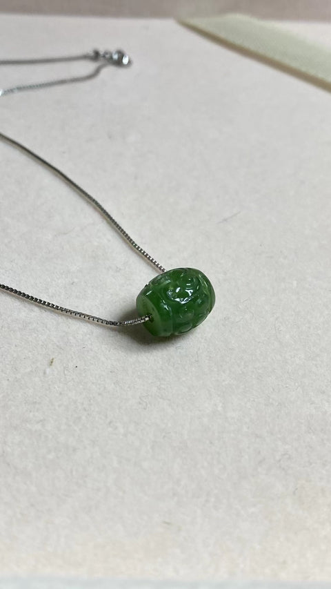 Kalung Giok Giok Hetian Jade Alami Ukuran 11 * 6mm Ditetapkan dalam 925 Giok Perak bersih dan halus dan hangat Termasuk pajak pengiriman.