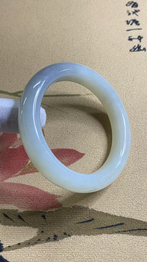 Gelang Es Giok Cui Giok Abu-abu Ukuran 59-61mm Ukuran 60.5mm Lebar Sisi 12.8mm Giok ini semuanya terjadi secara alami Pola-polanya acak Sudah termasuk ongkos kirim dan pajak.