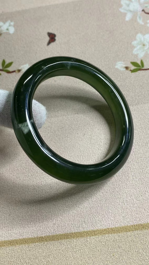 Gelang Bahan Giok Cui Alami 180 Ukuran 54-56mm Ukuran 55.7mm Lebar 11.3mm Batu giok ini semuanya terjadi secara alami Pola acak Termasuk pajak pengiriman.