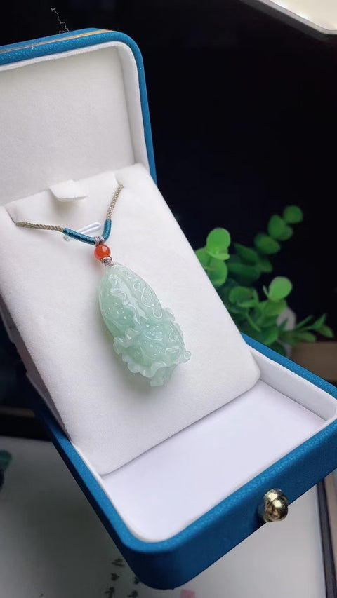 Liontin Kubis Jadeite a-barang-barang alami Ukiran tangan murni Ukuran 3.2 * 2.1cm Giok adalah batu giok yang lembut dan hangat dengan pola yang indah Pajak pengiriman sudah termasuk.